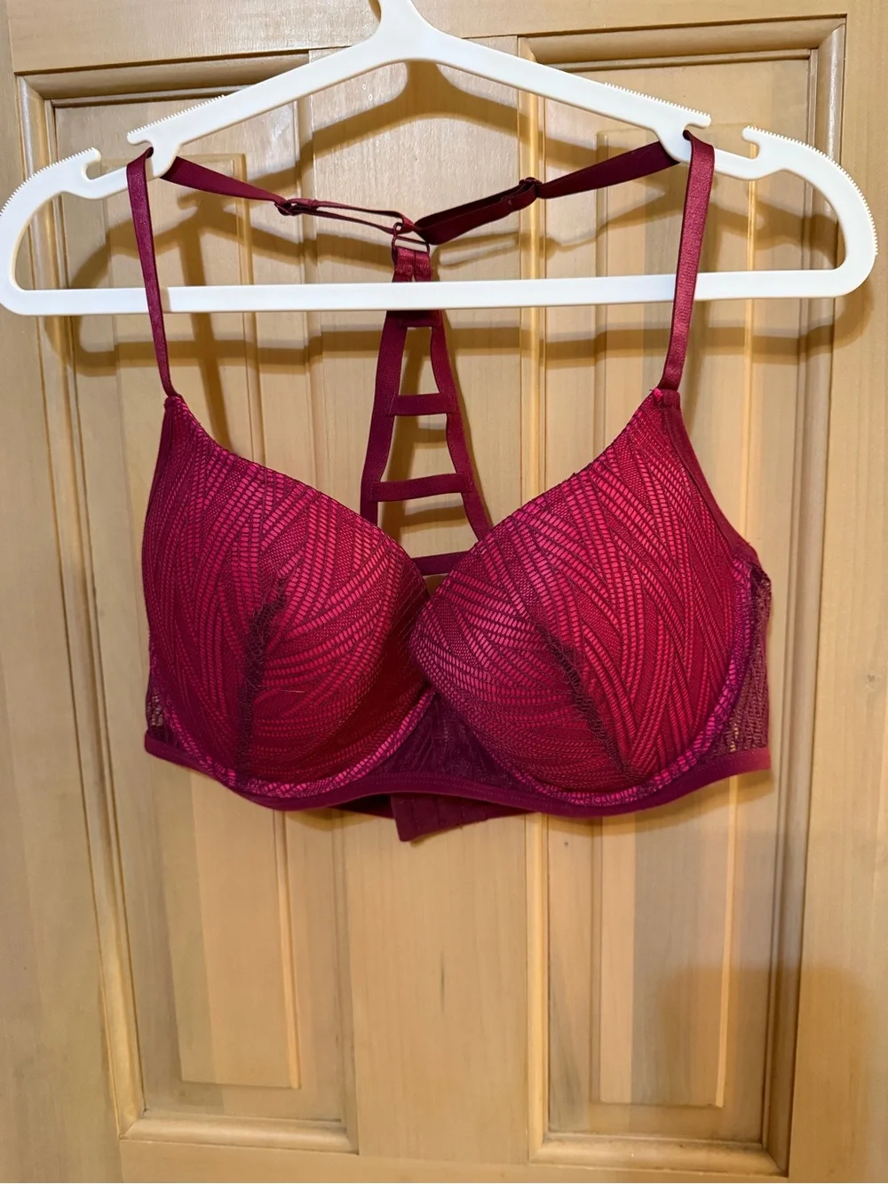 XOXO Lace-Pattern Plunge Bra in burgundy Berry Misses sz 40C